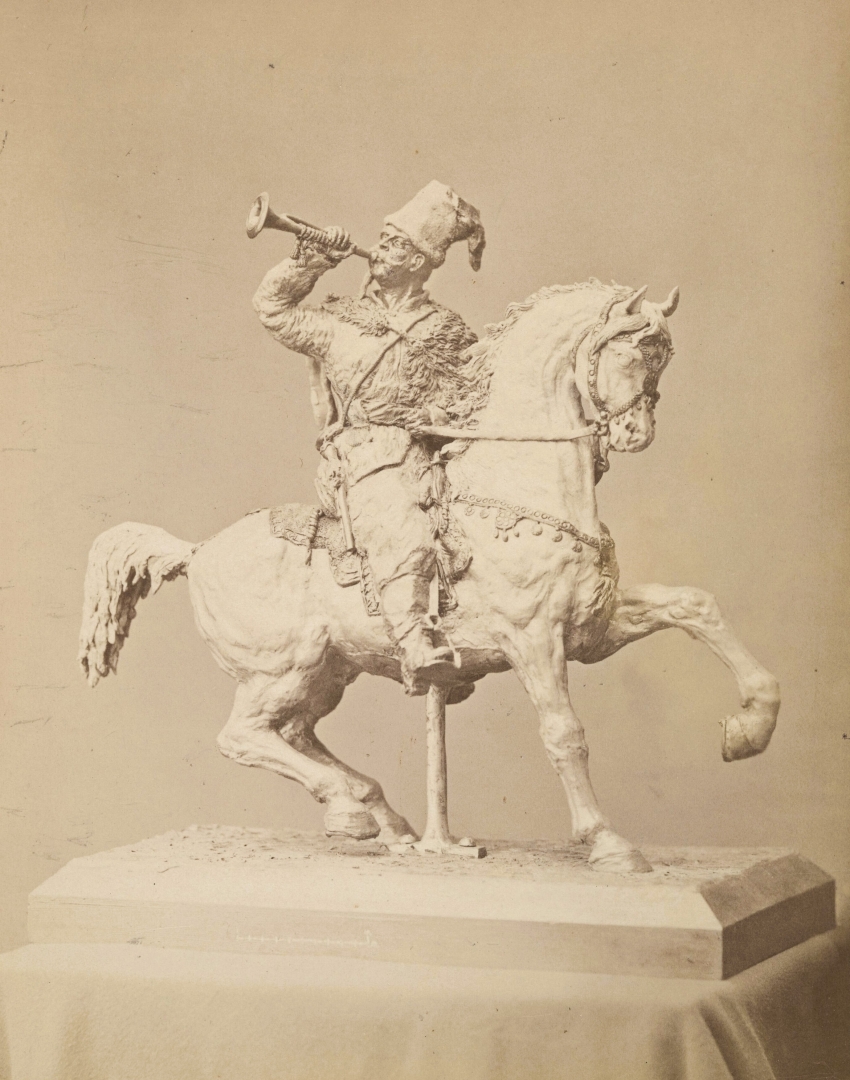 Rzeźba trębacza na koniu.